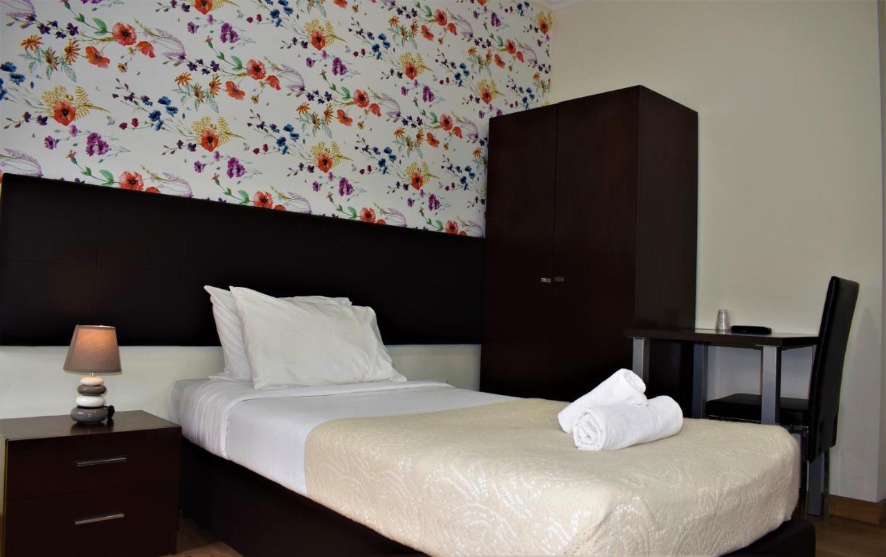 Quarto Individual Standard com Banheiro Compartilhado